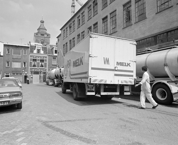 859499 Gezicht op het Visschersplein te Utrecht, met enkele vrachtauto's bij de N.V. Verenigde Melkbedrijven ...